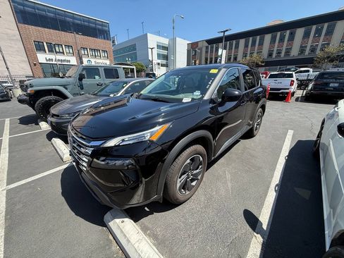 Used 2025 Nissan Rogue SV FWD image 1