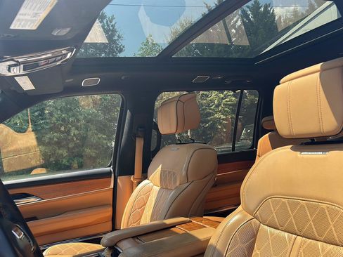 Used 2023 Jeep Grand Wagoneer Series III AWD/4WD image 12