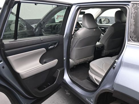 Used 2022 Toyota Highlander XLE image 22