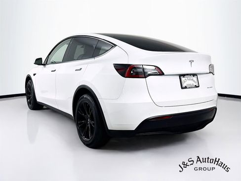 Used 2022 Tesla Model Y Long Range image 5