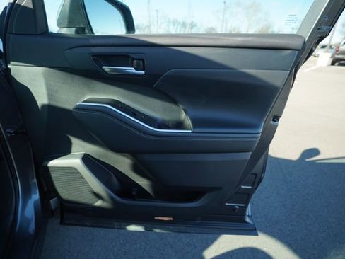 Used 2021 Toyota Highlander XLE image 22