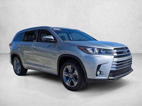 Used 2017 Toyota Highlander Limited Platinum image 3