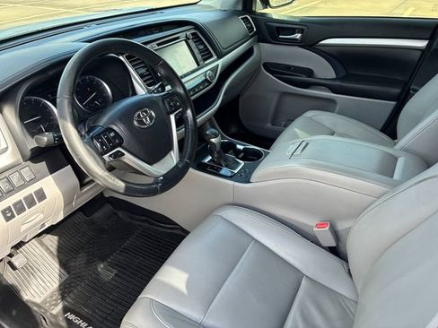 Used 2019 Toyota Highlander XLE AWD/4WD image 11