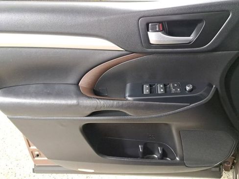 Used 2017 Toyota Highlander XLE w/ Carpet Mat Package image 23
