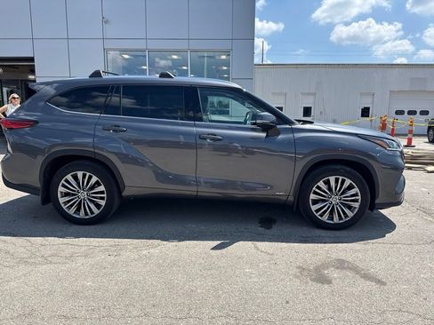 Used 2022 Toyota Highlander Platinum AWD/4WD image 2
