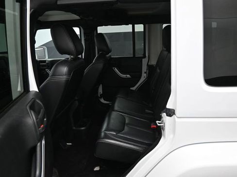 Used 2016 Jeep Wrangler Unlimited Sahara w/ Connectivity Group AWD/4WD image 28