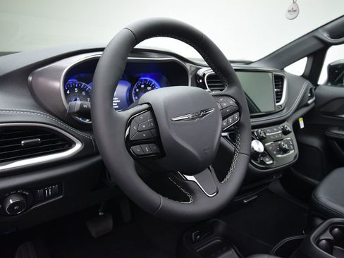 New 2026 Chrysler Pacifica Select w/ S Appearance Package image 16