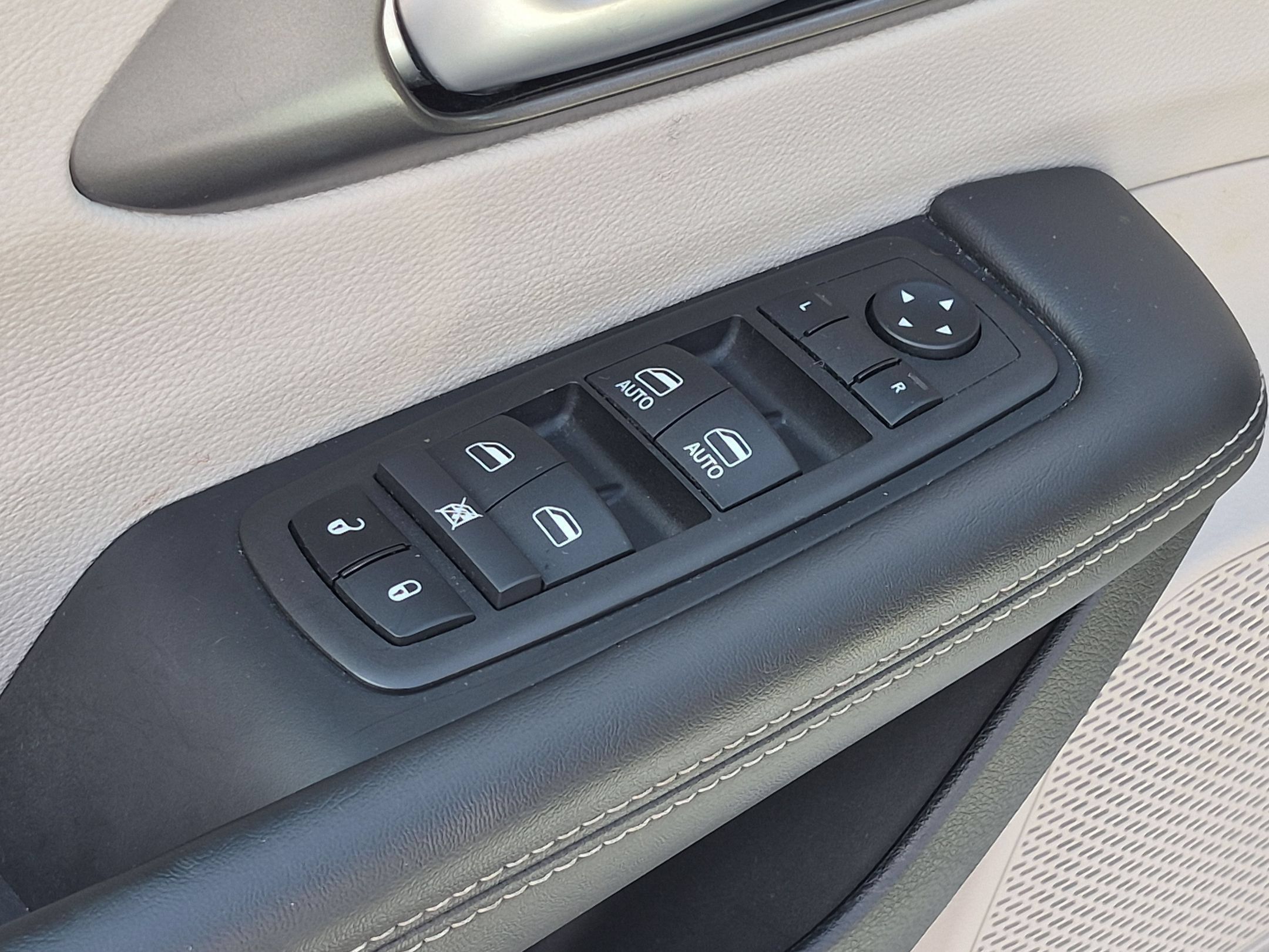 Used 2024 Chrysler Pacifica Touring-L FWD image 13