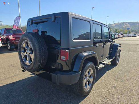 Used 2018 Jeep Wrangler Unlimited Sahara AWD/4WD image 5