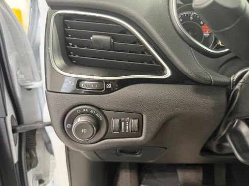 Used 2021 Jeep Cherokee Latitude Plus AWD/4WD image 10