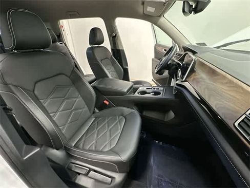 Certified 2025 Volkswagen Atlas SE image 21