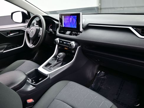 Used 2025 Toyota RAV4 XLE AWD/4WD image 15