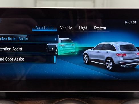 Used 2020 Mercedes-Benz GLC 300 4MATIC SUV image 23