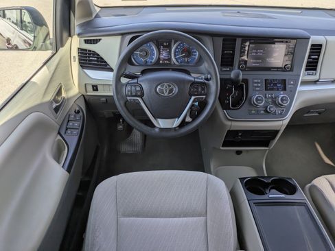 Used 2020 Toyota Sienna LE image 19
