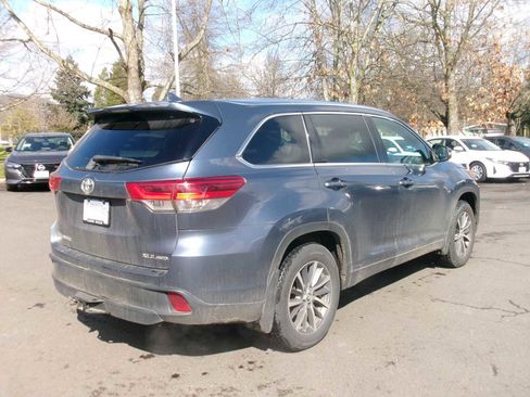 Used 2017 Toyota Highlander XLE image 5