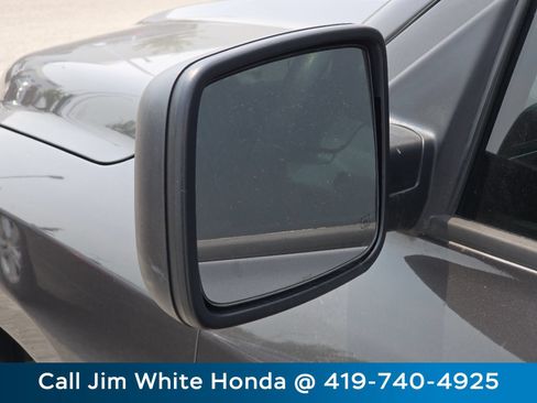 Used 2017 RAM 1500 Classic SLT AWD/4WD image 16