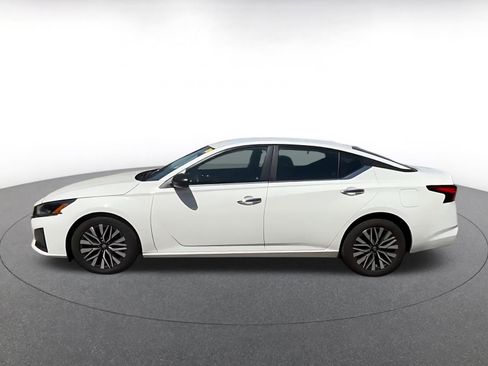 Used 2025 Nissan Altima 2.5 SV FWD image 8