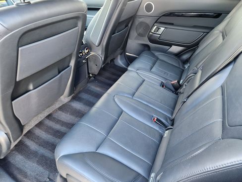 Used 2019 Land Rover Discovery SE image 29