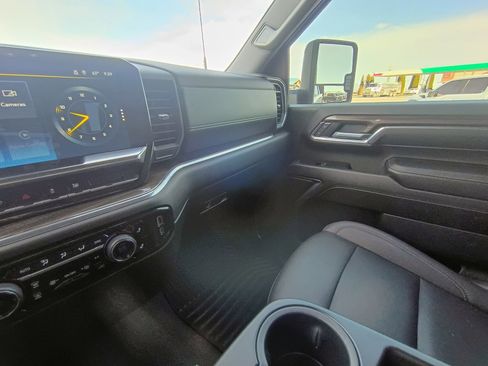 Used 2024 Chevrolet Silverado 3500 LT w/ Convenience Package image 24