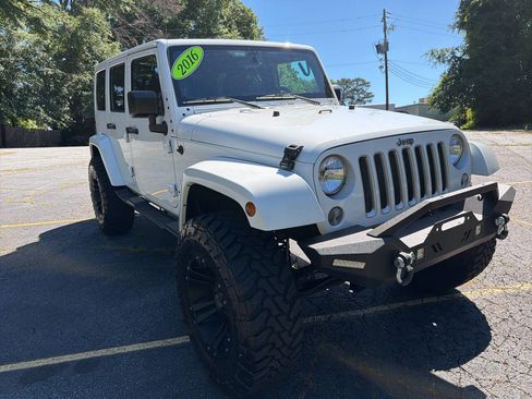 Used 2016 Jeep Wrangler Unlimited Sahara w/ Connectivity Group AWD/4WD image 11
