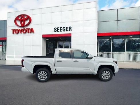 Used 2025 Toyota Tacoma SR5 AWD/4WD image 2