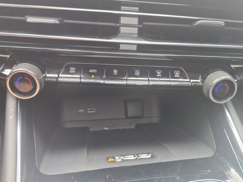 Used 2025 Chevrolet Traverse LT w/ Sun and Wheel Package FWD image 35