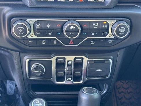 Used 2019 Jeep Wrangler Unlimited Sahara image 23