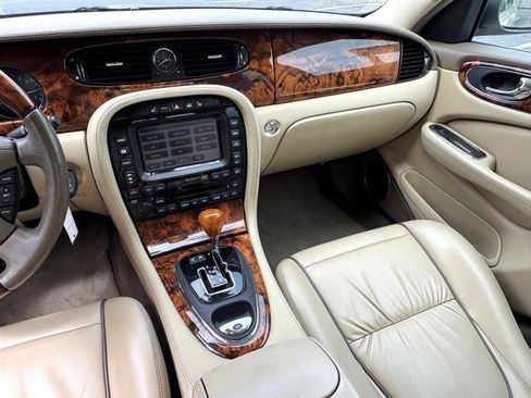 Used 2005 Jaguar XJ8 L image 10