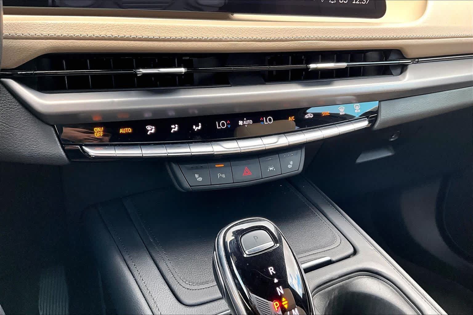 Used 2024 Cadillac XT4 Luxury w/ Cold Weather Package FWD image 35