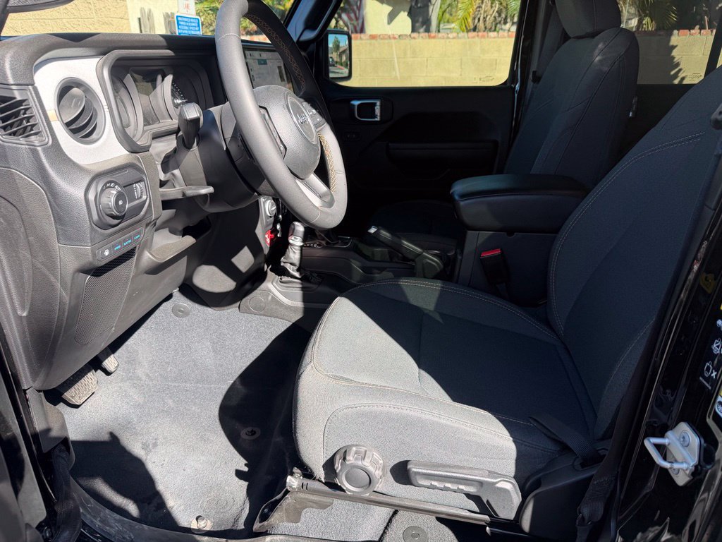 Used 2024 Jeep Wrangler Unlimited AWD/4WD image 21