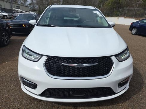 Used 2023 Chrysler Pacifica Touring-L image 2