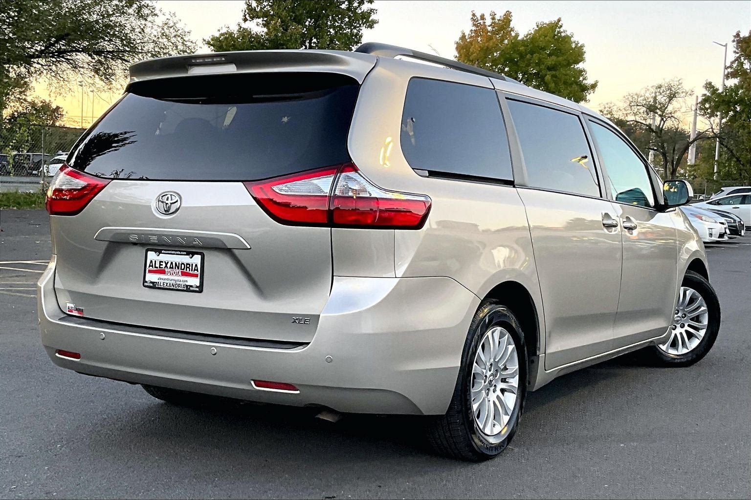 Used 2016 Toyota Sienna XLE Premium FWD image 12