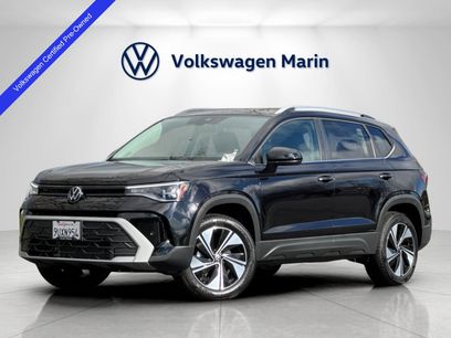 Used 2025 Volkswagen Taos SE w/ Panoramic Sunroof Package