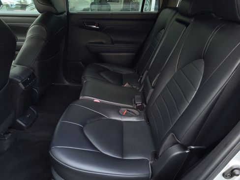 Certified 2022 Toyota Highlander XLE image 10