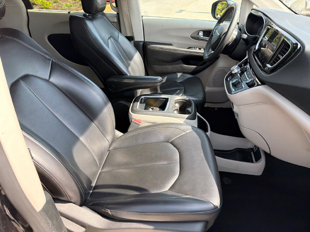Used 2023 Chrysler Pacifica Touring-L FWD image 13