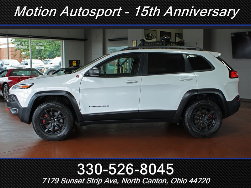 Used 2017 Jeep Cherokee Trailhawk w/ Cold Weather Group AWD/4WD image 5