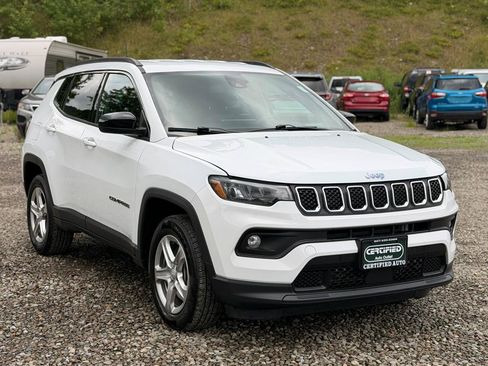 Used 2024 Jeep Compass Latitude AWD/4WD image 3