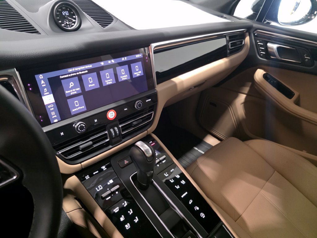 Certified 2026 Porsche Macan AWD/4WD image 31