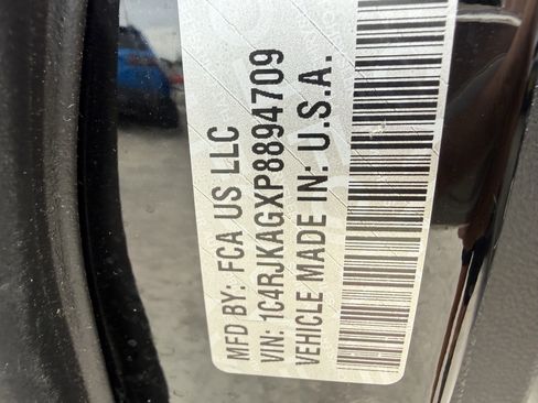 Used 2023 Jeep Grand Cherokee L Laredo image 35