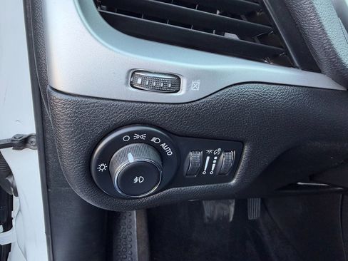 Used 2017 Jeep Cherokee Trailhawk AWD/4WD image 13