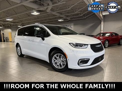 Used 2024 Chrysler Pacifica Touring-L image 2