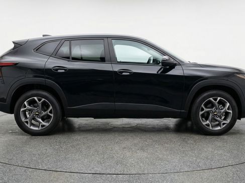Used 2025 Chevrolet Trax LT w/ LT Convenience Package image 11