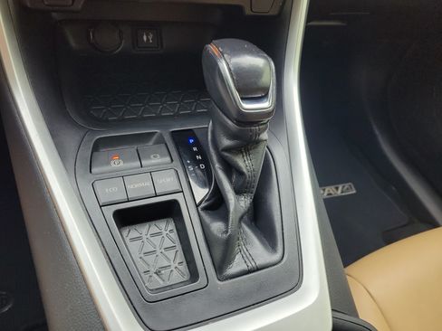 Used 2019 Toyota RAV4 XLE Premium FWD image 29
