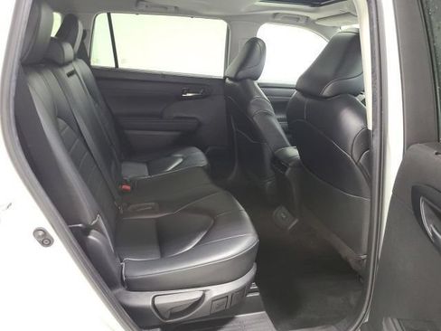 Used 2023 Toyota Highlander XLE AWD/4WD image 18