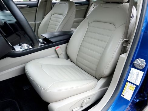 Used 2018 Ford Fusion SE w/ Fusion SE Technology Package image 6