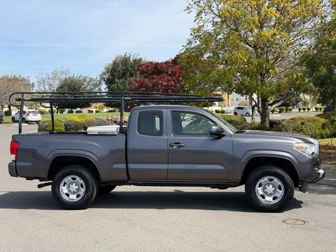 Used 2017 Toyota Tacoma SR w/ SR Convenience Package image 6