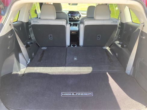 Used 2023 Toyota Highlander XLE FWD image 13