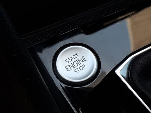 Certified 2023 Volkswagen Taos SE FWD image 32