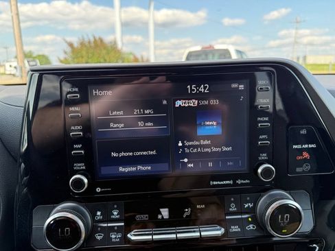 Used 2022 Toyota Highlander LE FWD image 38