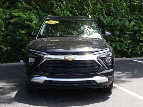 Used 2024 Chevrolet TrailBlazer LT w/ Convenience Package AWD/4WD image 2